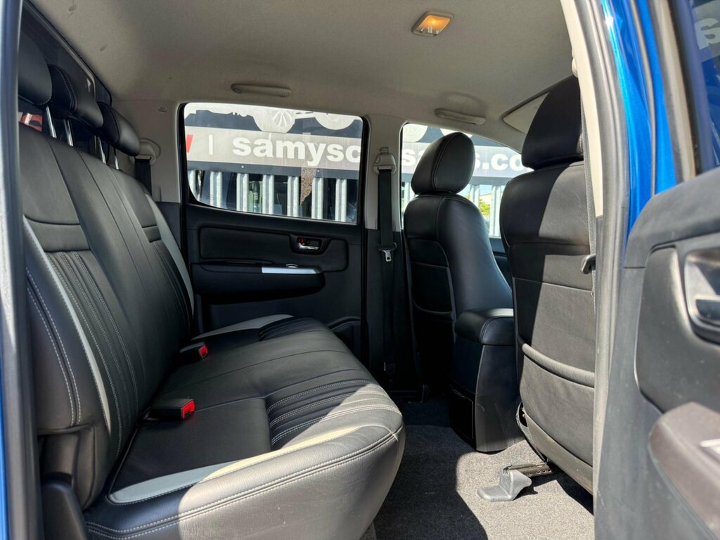 Toyota HILUX Active White #9