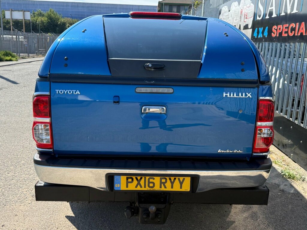 Toyota HILUX Active White #4