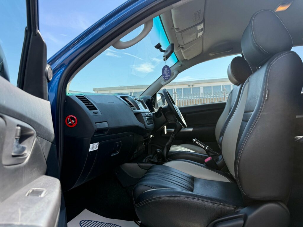 Toyota HILUX Active White #10