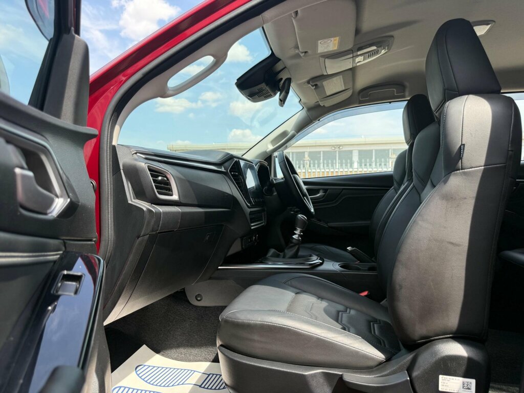 Isuzu D-Max 1.9 V-cross Double Cab 4X4 - 2023 73 Red #11