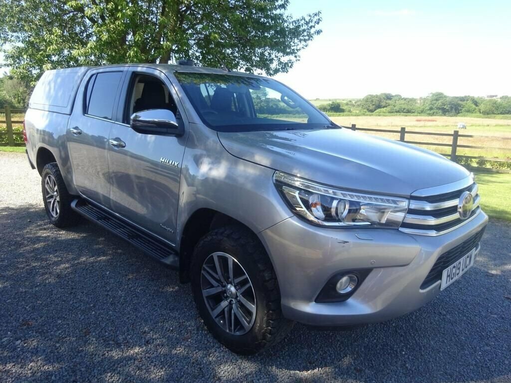 Toyota HILUX 2.4L Invincible Silver