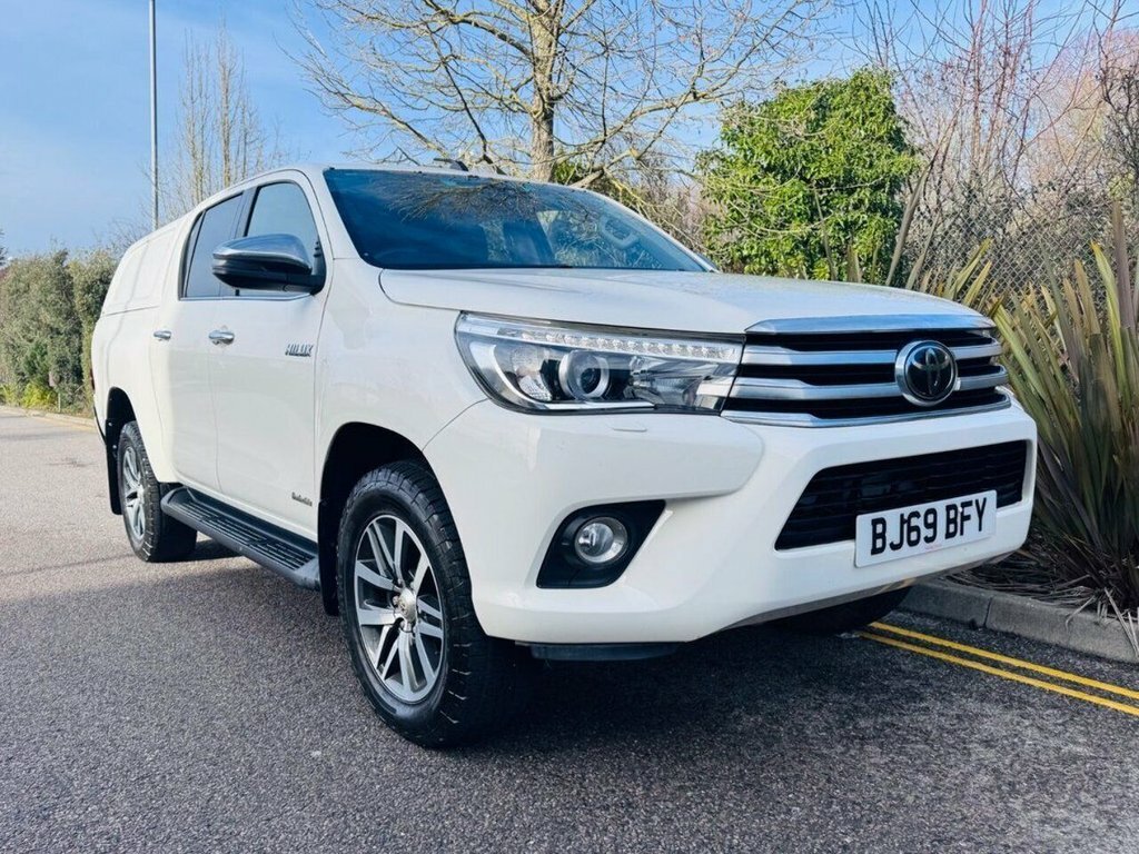 Toyota HILUX 2.4L Invincible White