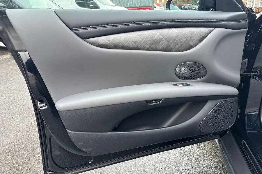 MG IM5 75Kwh Standard Range Saloon 295 Black #26