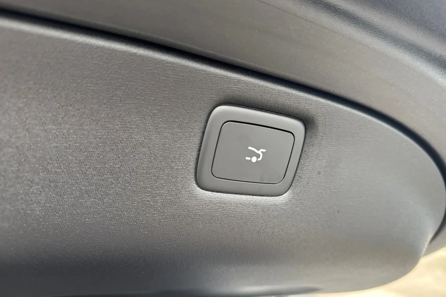 MG IM5 75Kwh Standard Range Saloon 295 Black #17
