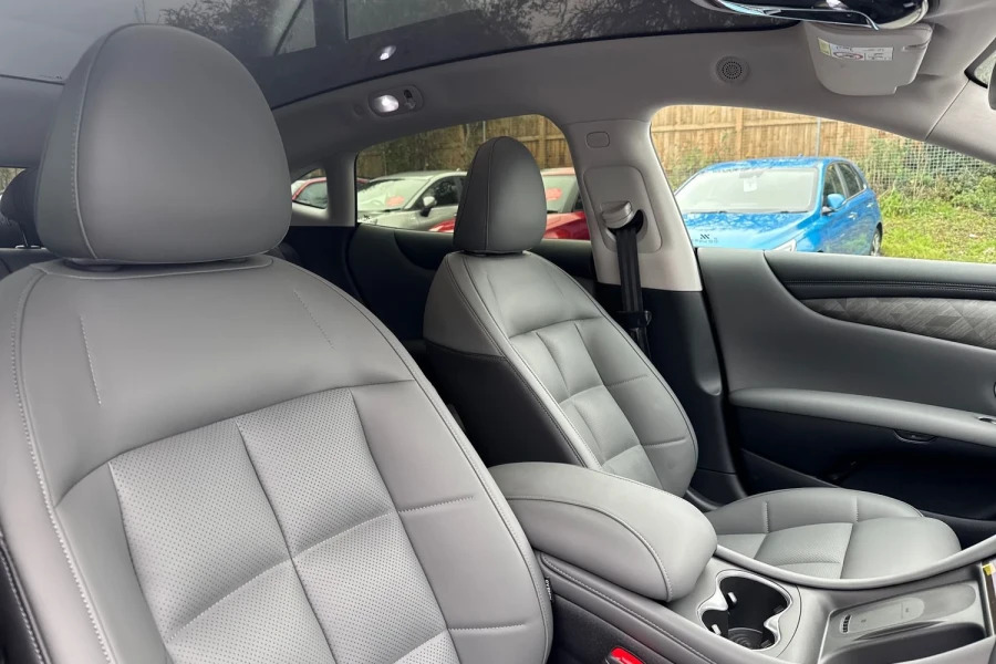 MG IM5 75Kwh Standard Range Saloon 295 Black #50