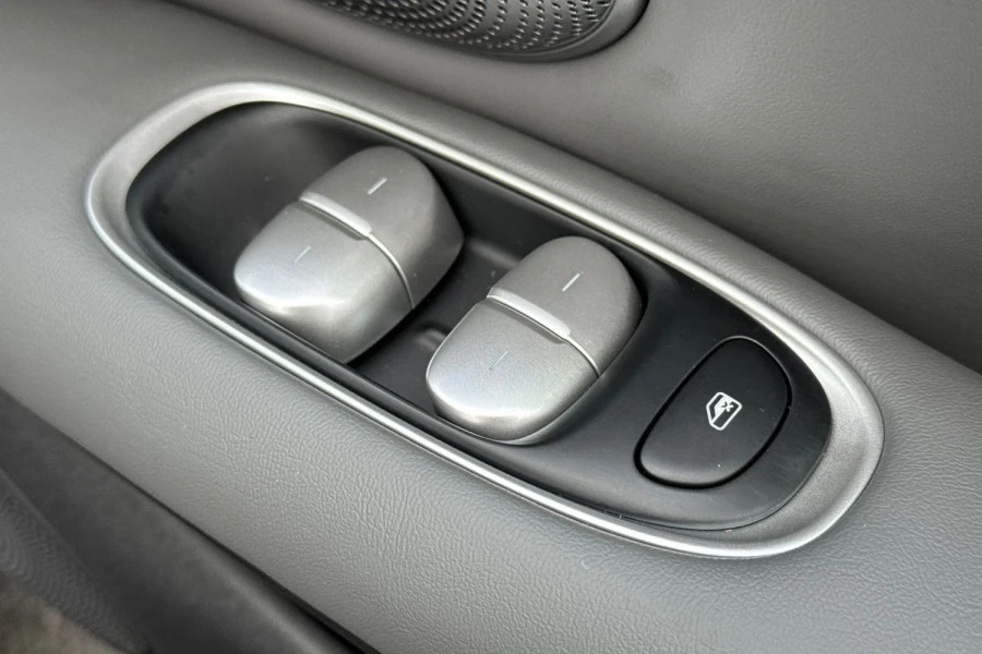 MG IM5 75Kwh Standard Range Saloon 295 Black #24