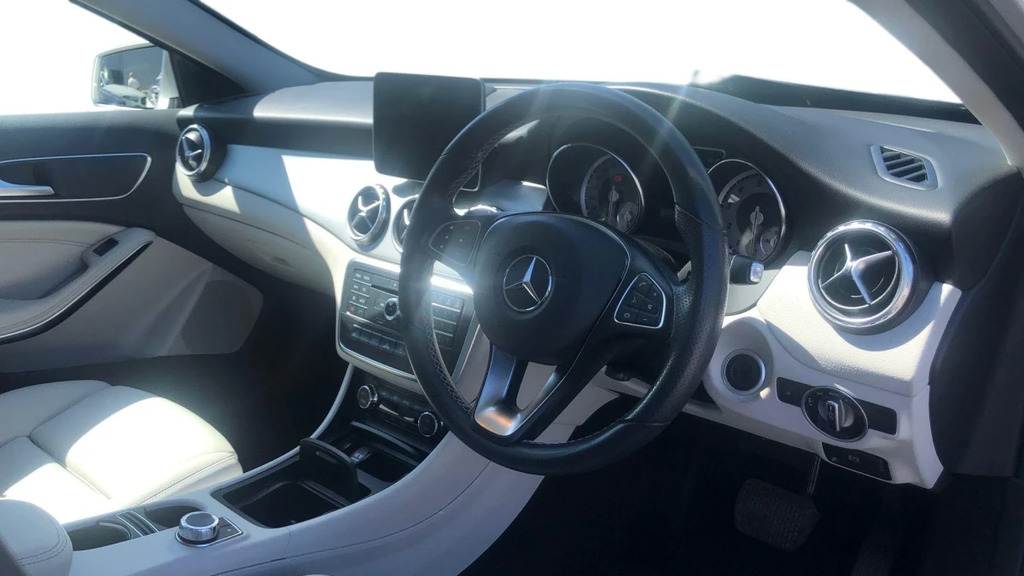 Mercedes-Benz GLA Class Gla 200 Sport Premium Aut Silver #3