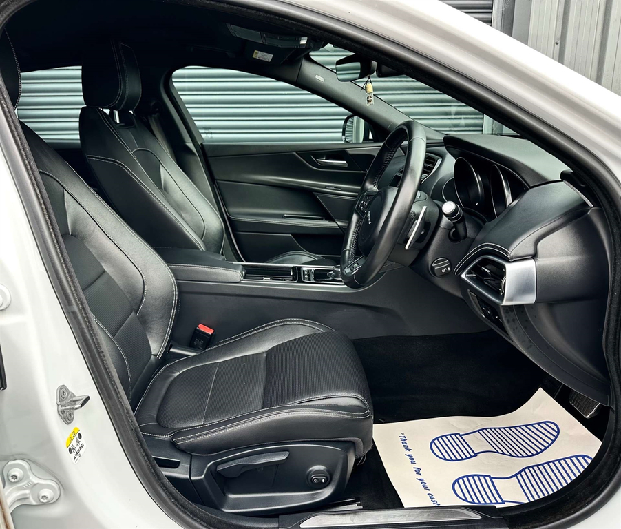 Jaguar XE R-sport Black #20