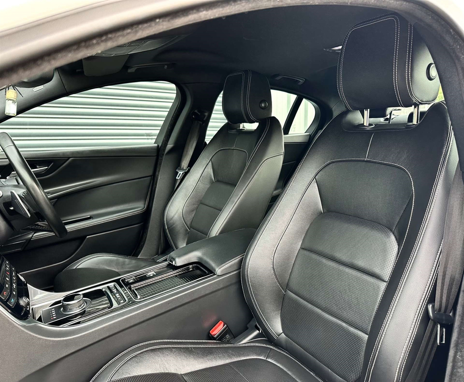 Jaguar XE R-sport Black #33