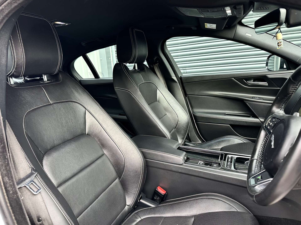 Jaguar XE R-sport Black #23