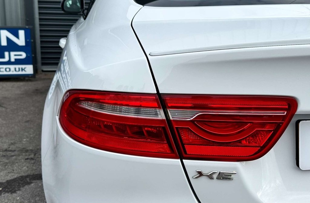 Jaguar XE R-sport Black #10