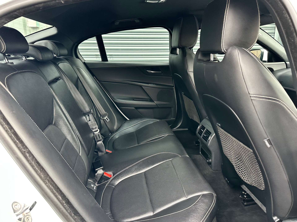 Jaguar XE R-sport Black #27