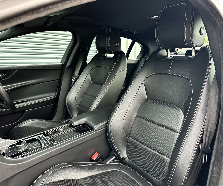 Jaguar XE R-sport Black #32