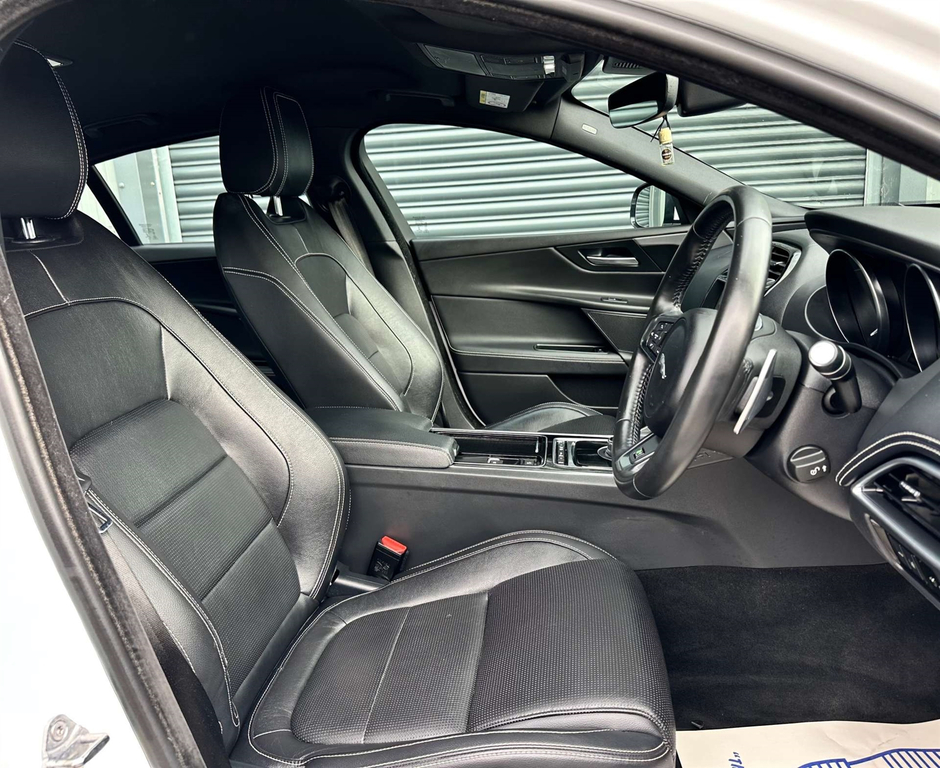 Jaguar XE R-sport Black #24