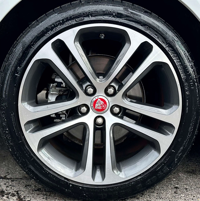 Jaguar XE R-sport Black #17