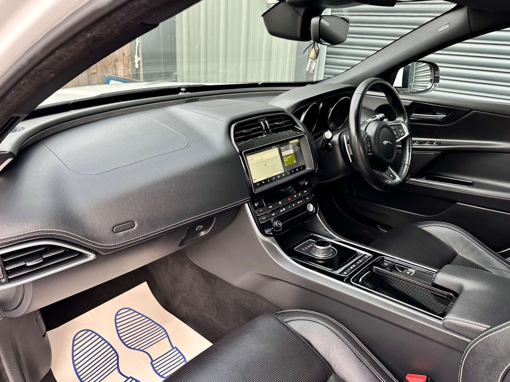 Jaguar XE R-sport Black #30
