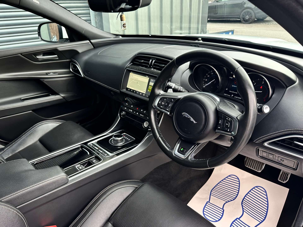 Jaguar XE R-sport Black #18