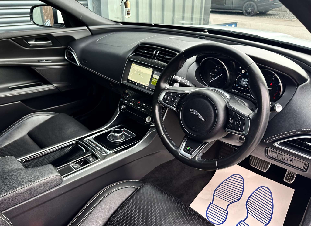 Jaguar XE R-sport Black #19