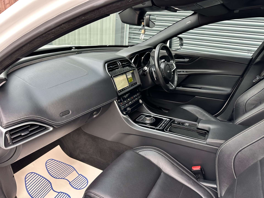 Jaguar XE R-sport Black #31