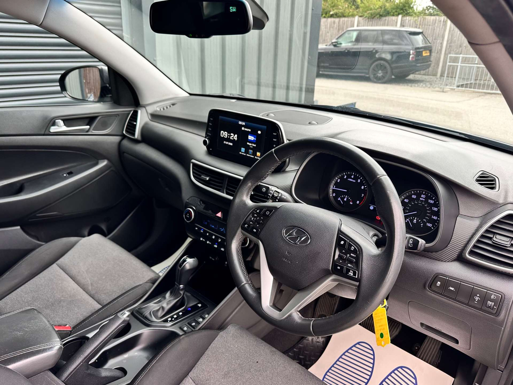 Hyundai Tucson 1.6L Se White #18