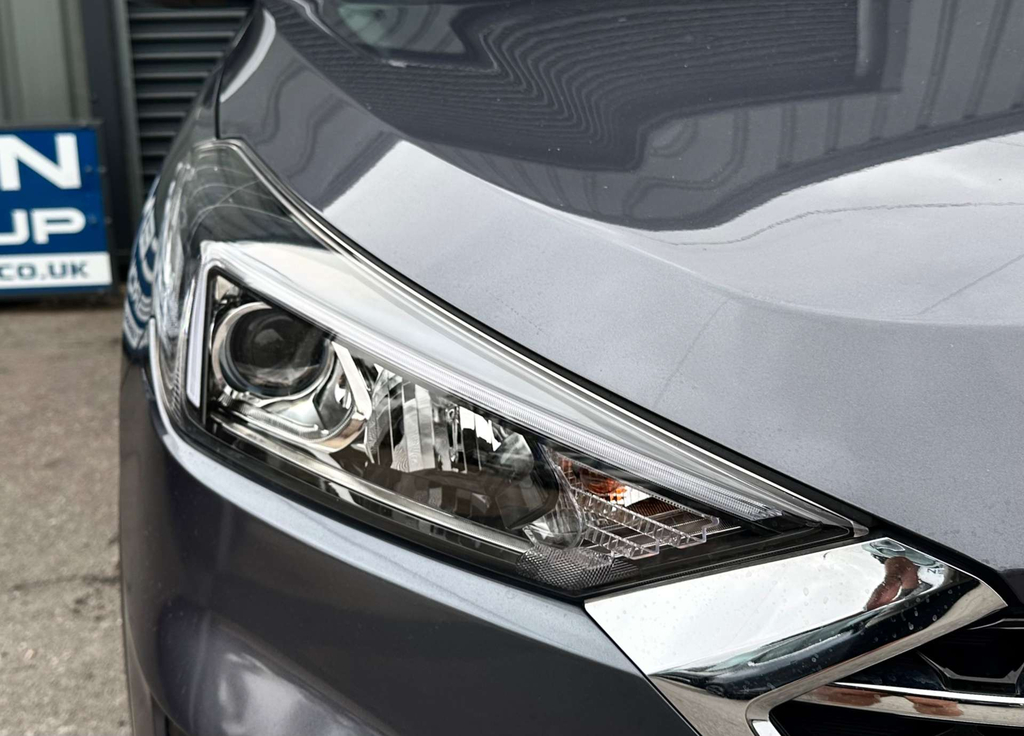 Hyundai Tucson 1.6L Se White #8