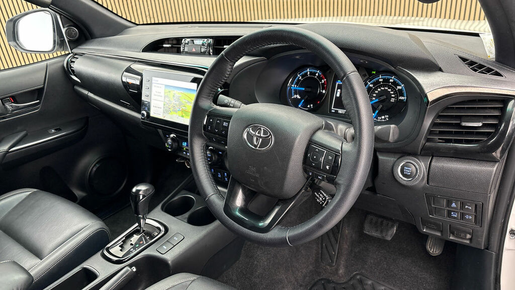 Toyota HILUX 2.8 D-4d Invincible X Pickup Double Cab RO73NXF White #5