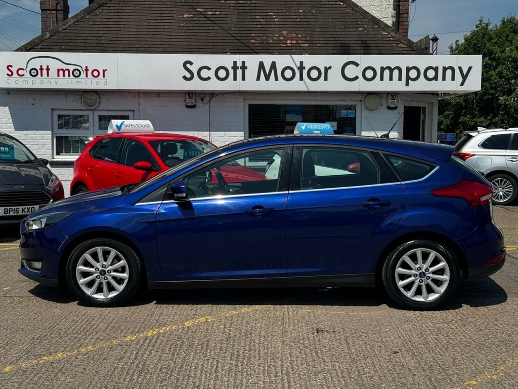 Ford Focus 1L Titanium LG17XJF Blue #5