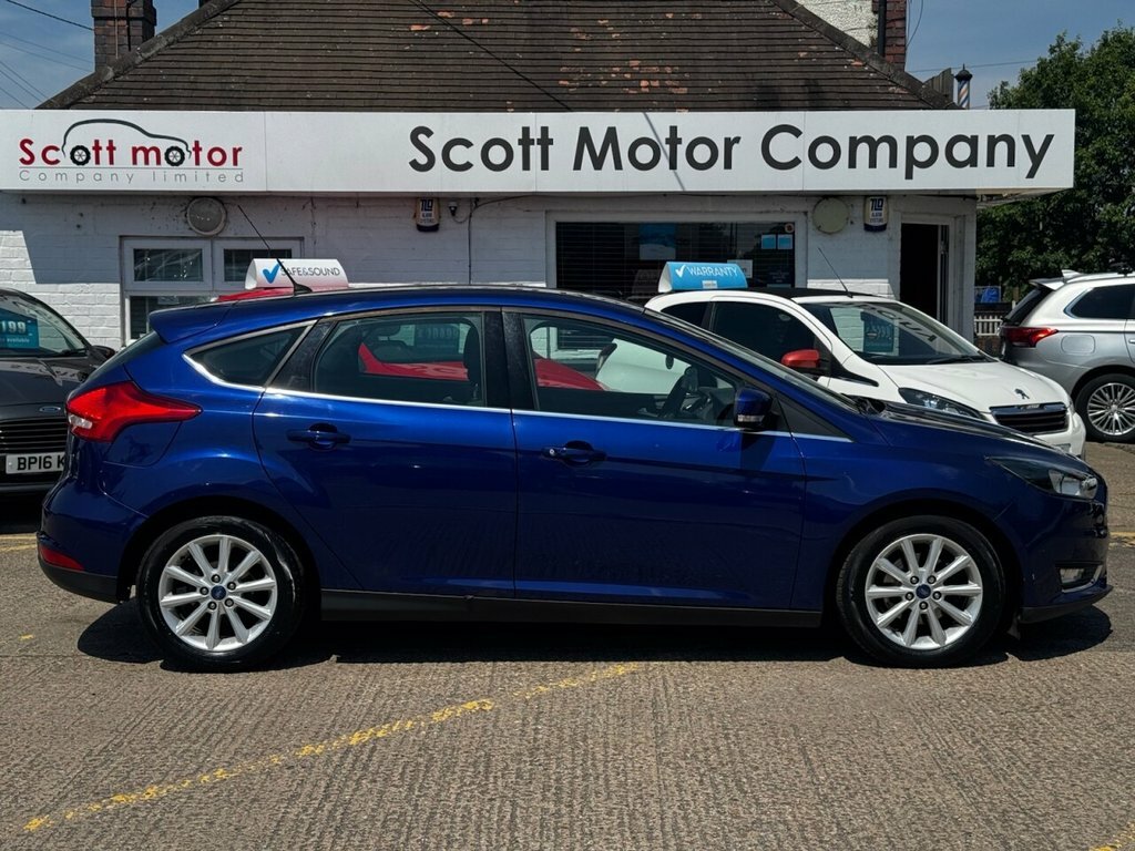 Ford Focus 1L Titanium LG17XJF Blue #6