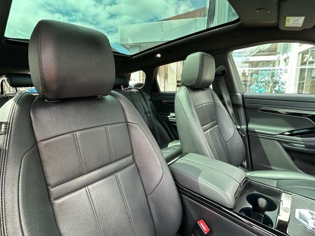Land Rover Range Rover Evoque 1.5 P300e 12.2Kwh R-dynamic Red #2