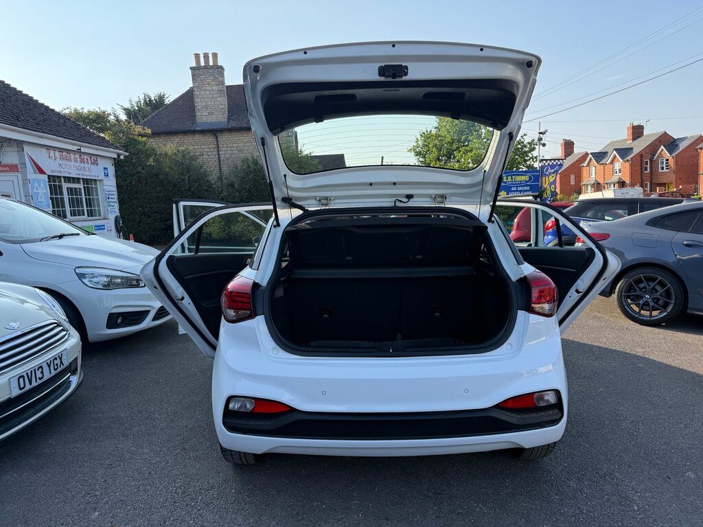 Hyundai I20 Hatchback White #21