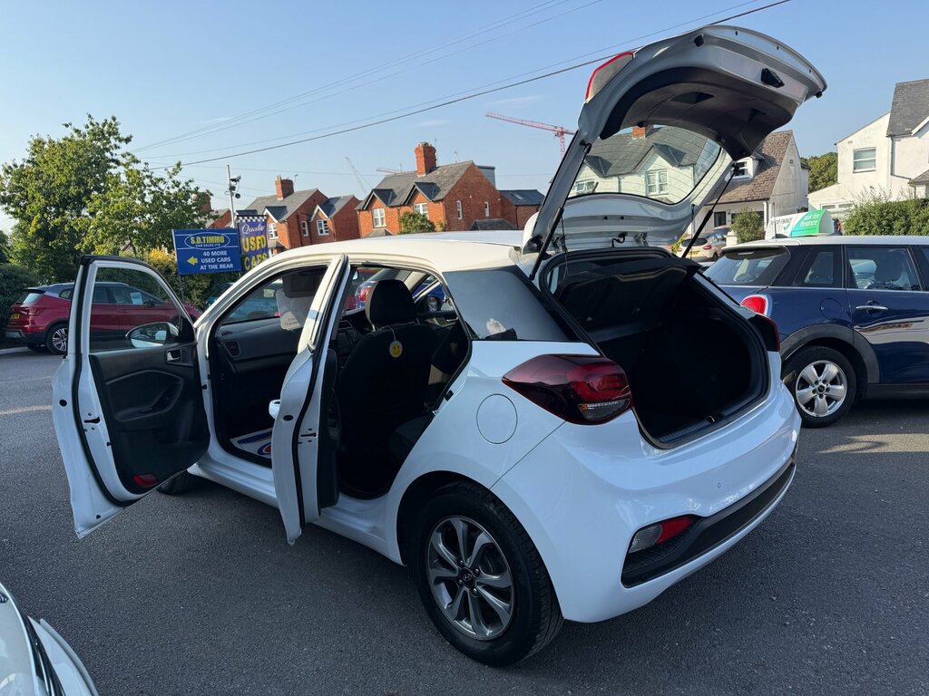 Hyundai I20 Hatchback White #18
