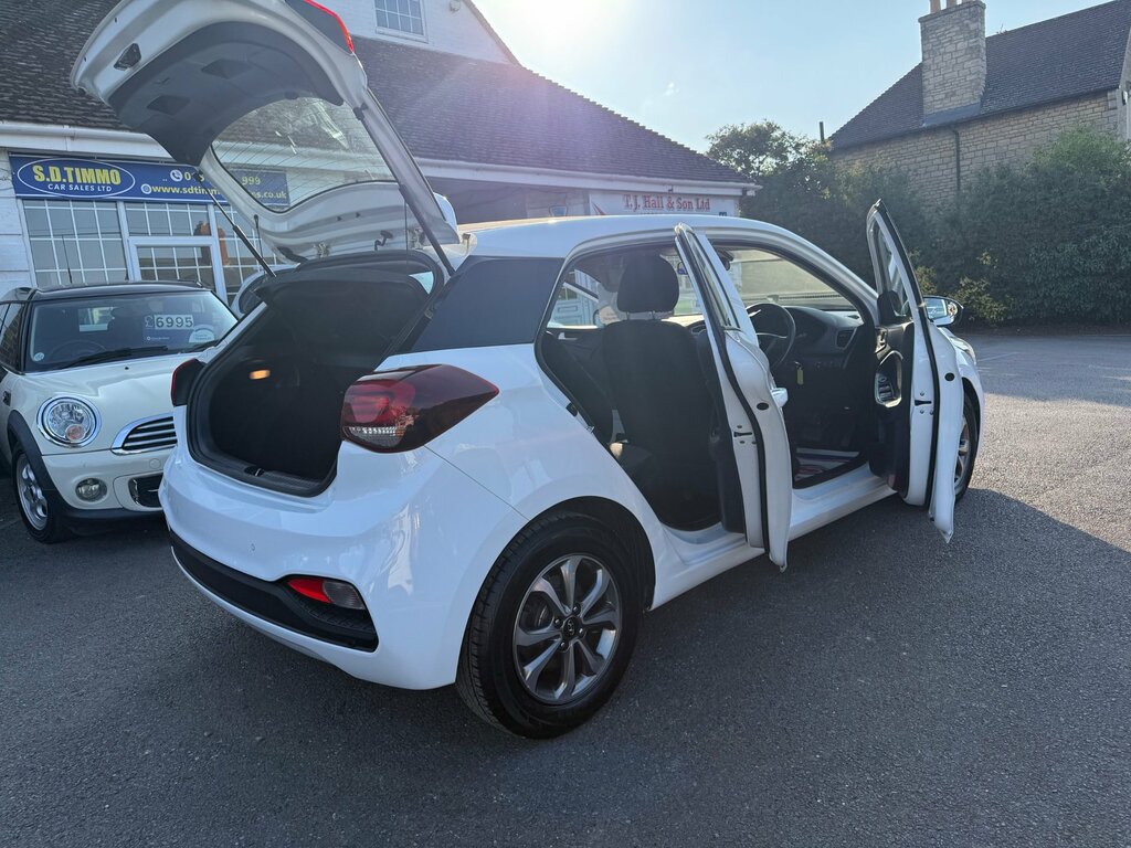Hyundai I20 Hatchback White #19