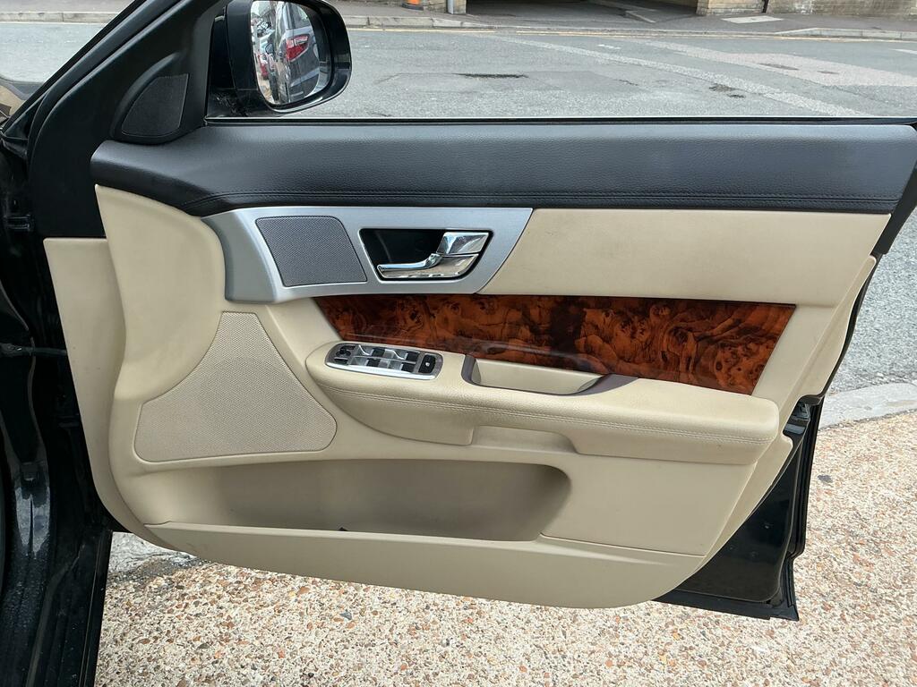 Jaguar XF 2.2 D Premium Gold #23