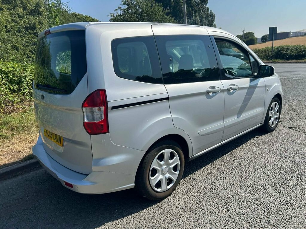 Ford Tourneo Courier Hatchback Black #2