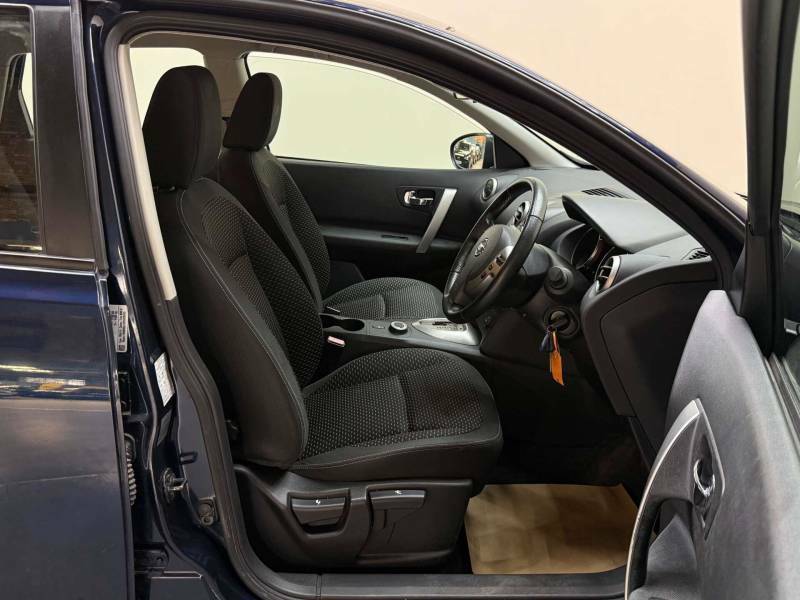 Nissan Qashqai Hatchback Red #12