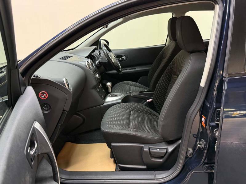 Nissan Qashqai Hatchback Red #4