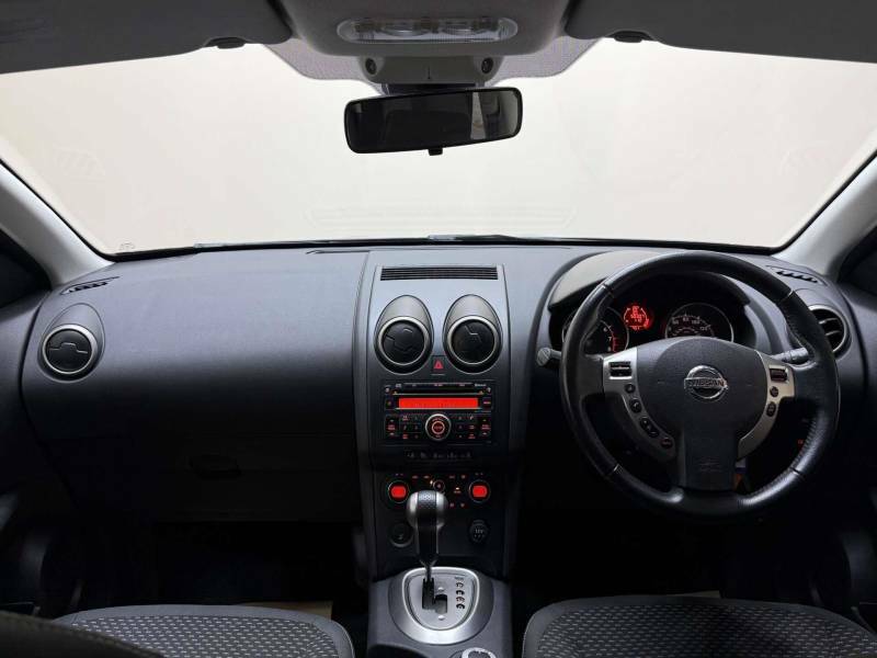 Nissan Qashqai Hatchback Red #3