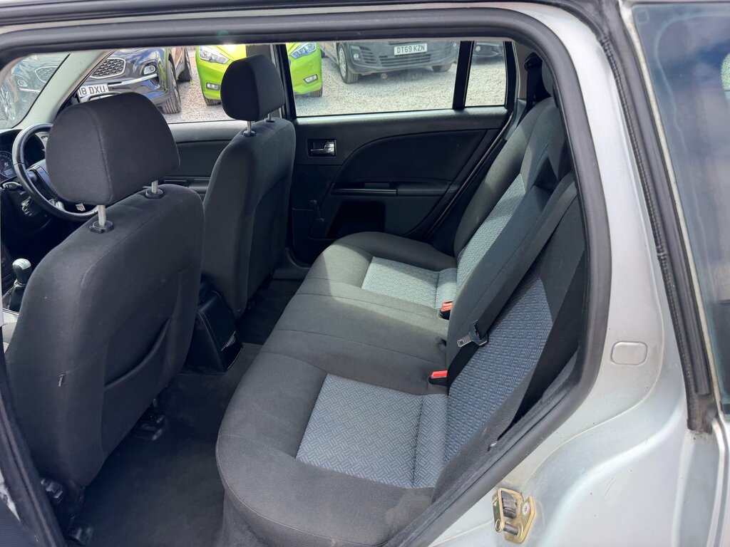 Ford Mondeo Hatchback Blue #15