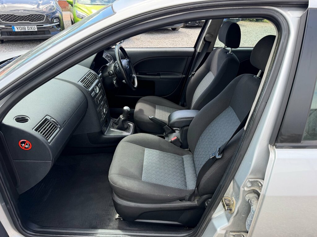 Ford Mondeo Hatchback Blue #14