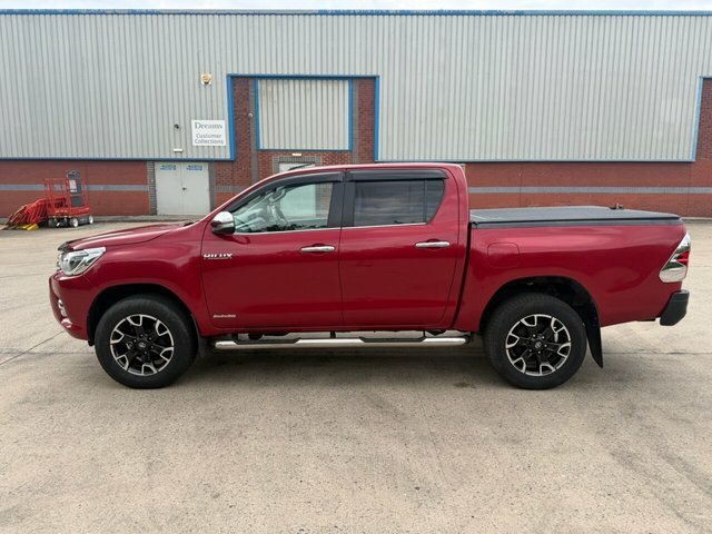 Toyota HILUX D-4d Invincible X Pickup Red #6