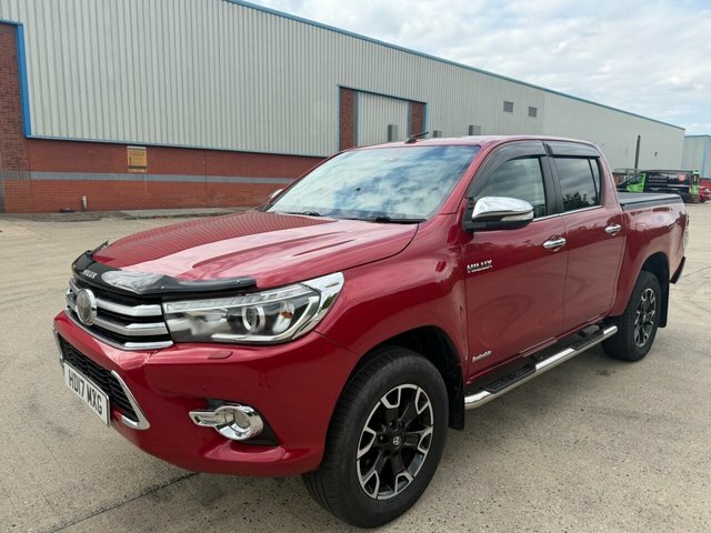 Toyota HILUX D-4d Invincible X Pickup Red #2