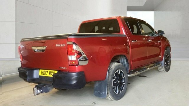Toyota HILUX D-4d Invincible X Pickup Red #5