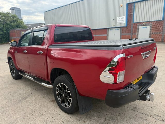Toyota HILUX D-4d Invincible X Pickup Red #4