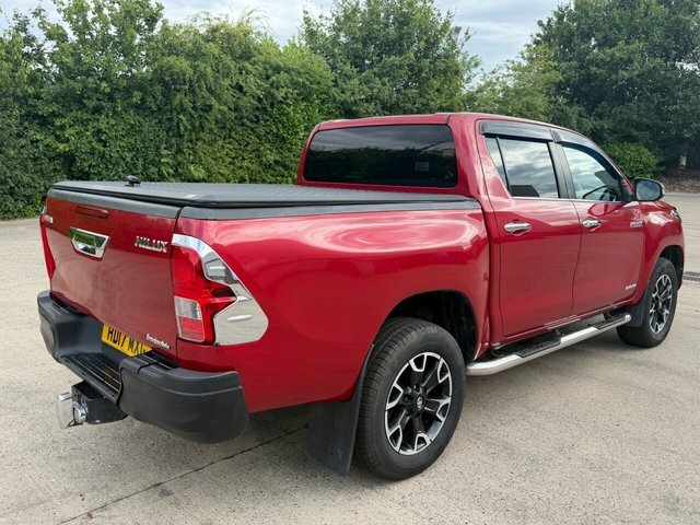 Toyota HILUX D-4d Invincible X Pickup Red #3