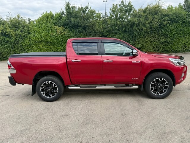 Toyota HILUX D-4d Invincible X Pickup Red #5