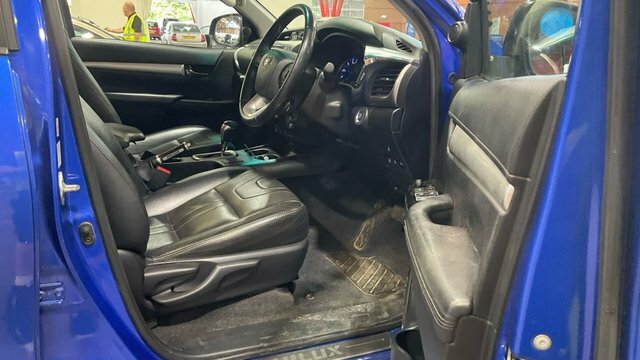 Toyota HILUX D-4d Invincible X Pickup Blue #4