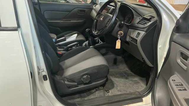 Mitsubishi L200 Di-d Dc 4Life Pickup White #4