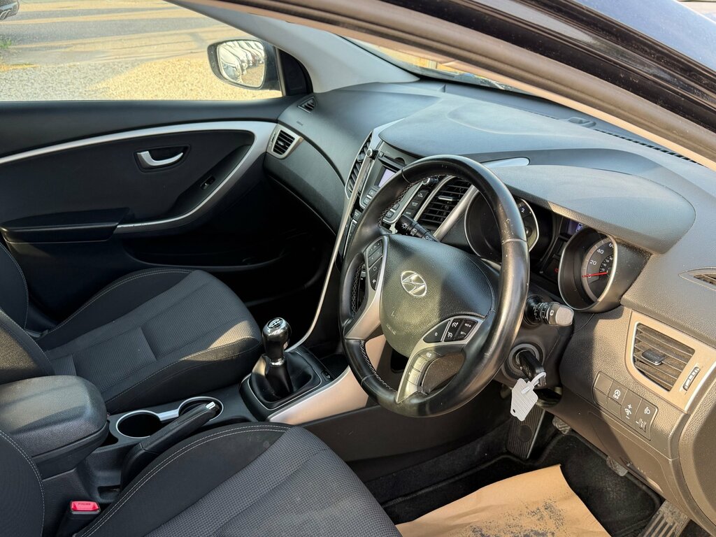 Hyundai I30 1.6 Crdi Blue Drive Se Hatchback Black #2