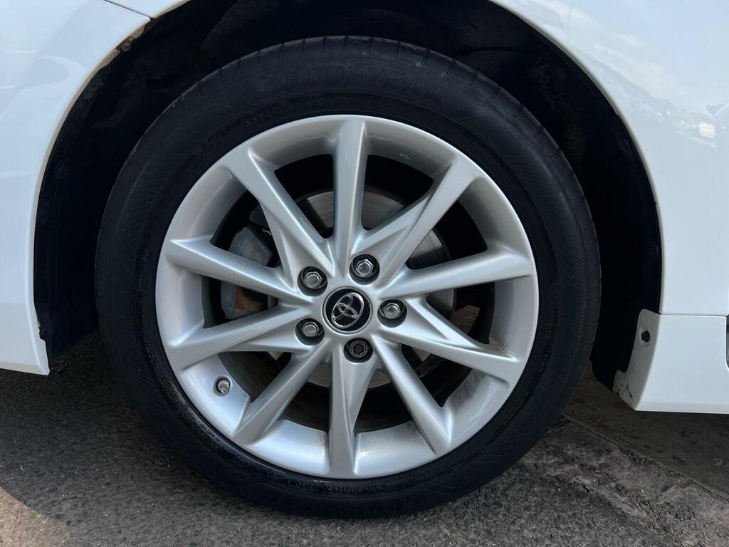 Toyota Prius+ Hatchback White #15