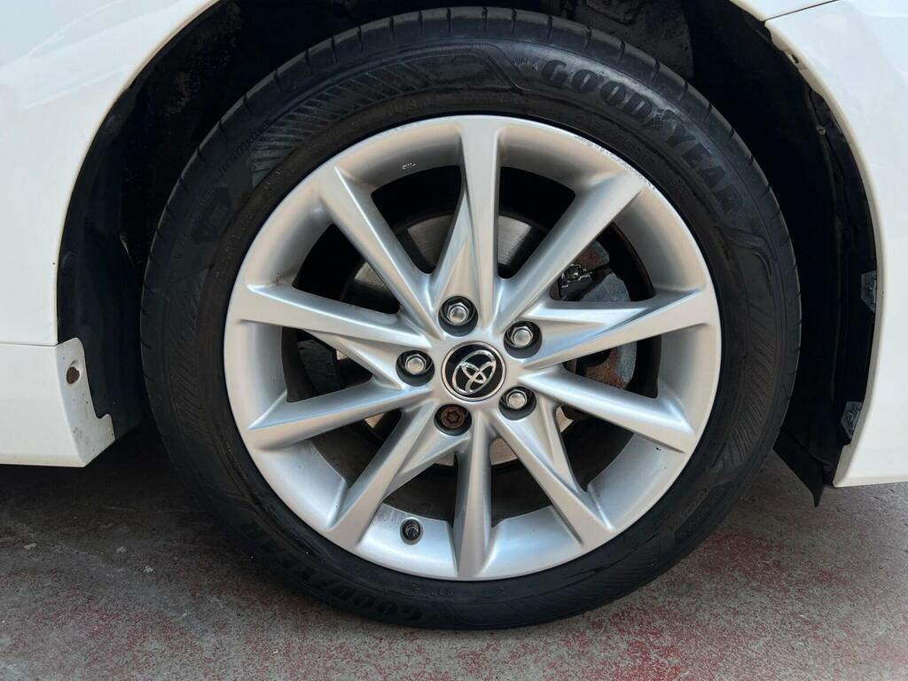 Toyota Prius+ Hatchback White #19